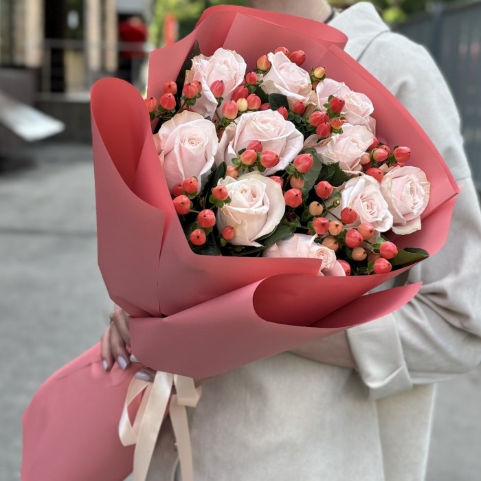 11 розовых роз с гиперикумом