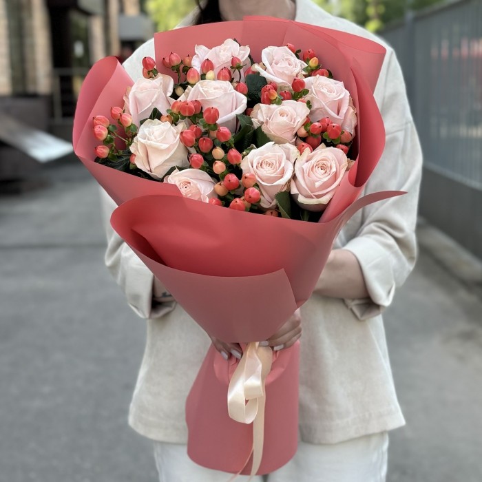 11 розовых роз с гиперикумом