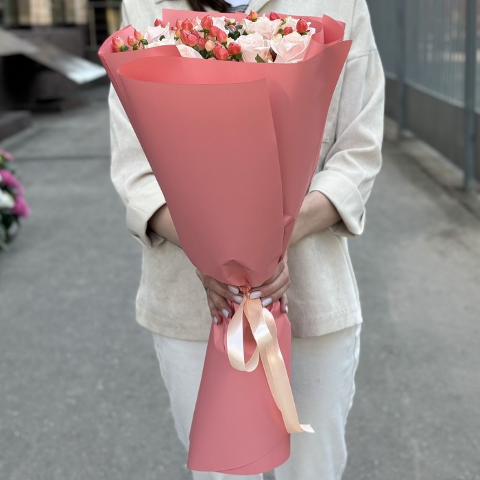 11 розовых роз с гиперикумом