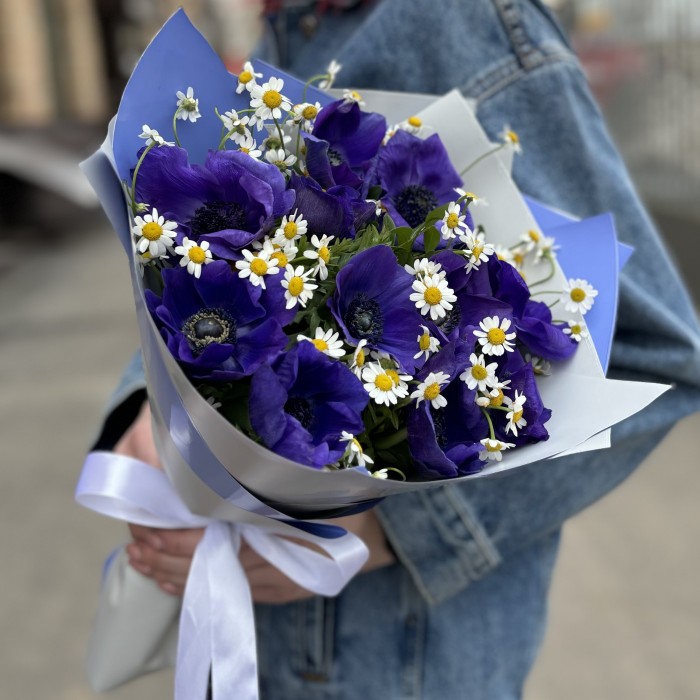 11 синих анемонов с ромашками