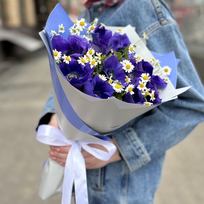 11 синих анемонов с ромашками