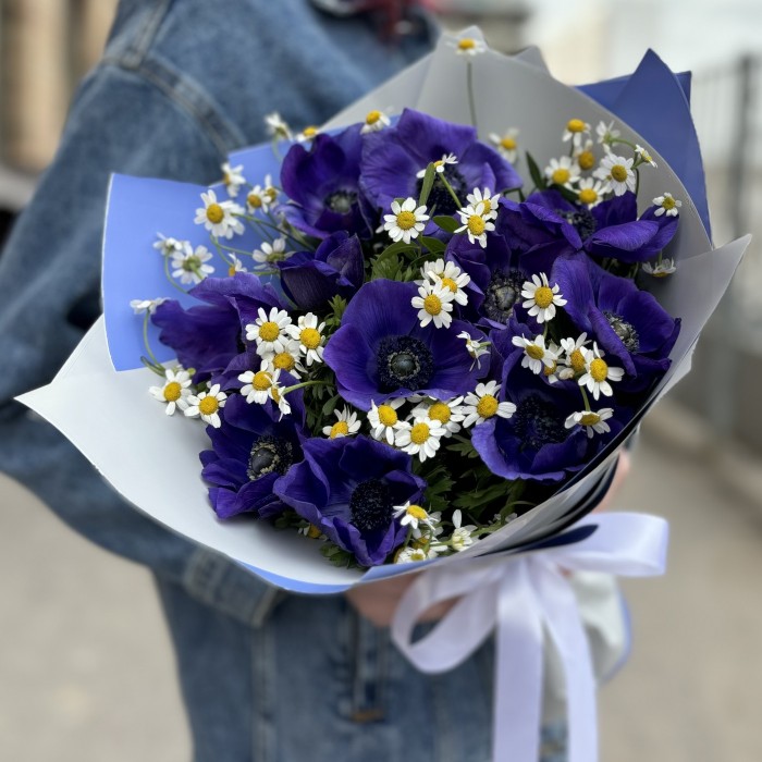 11 синих анемонов с ромашками