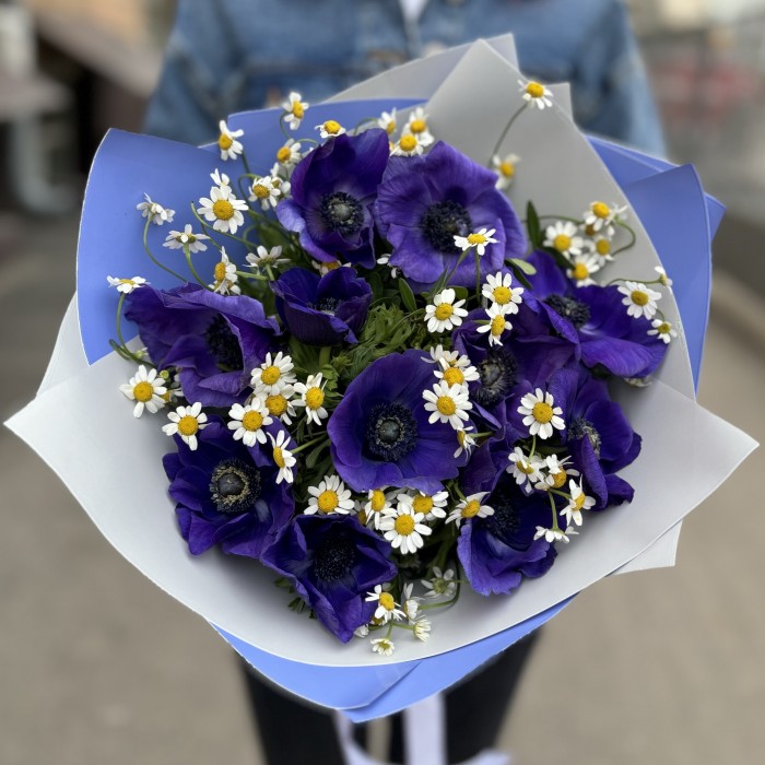 11 синих анемонов с ромашками