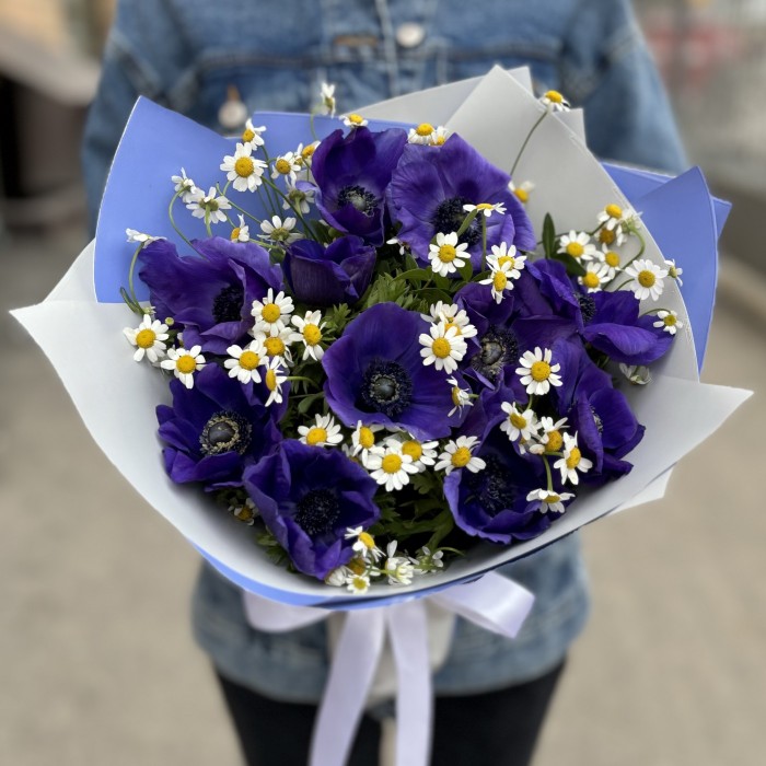 11 синих анемонов с ромашками