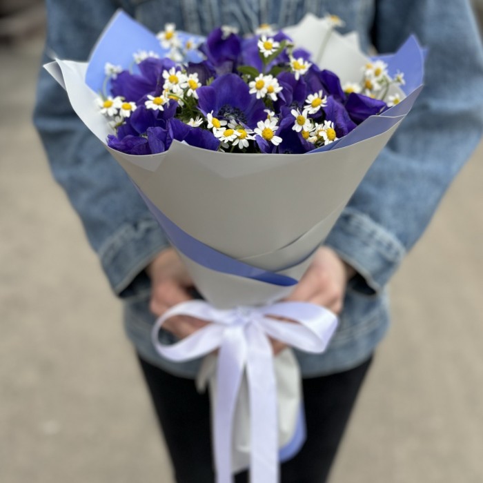 11 синих анемонов с ромашками