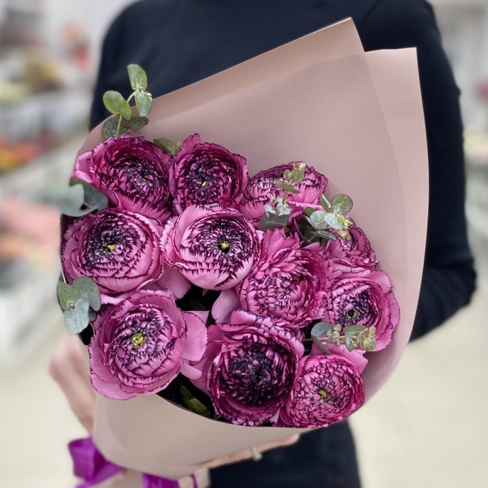 11 сиреневых махровых ранункулюсов с эвкалиптом