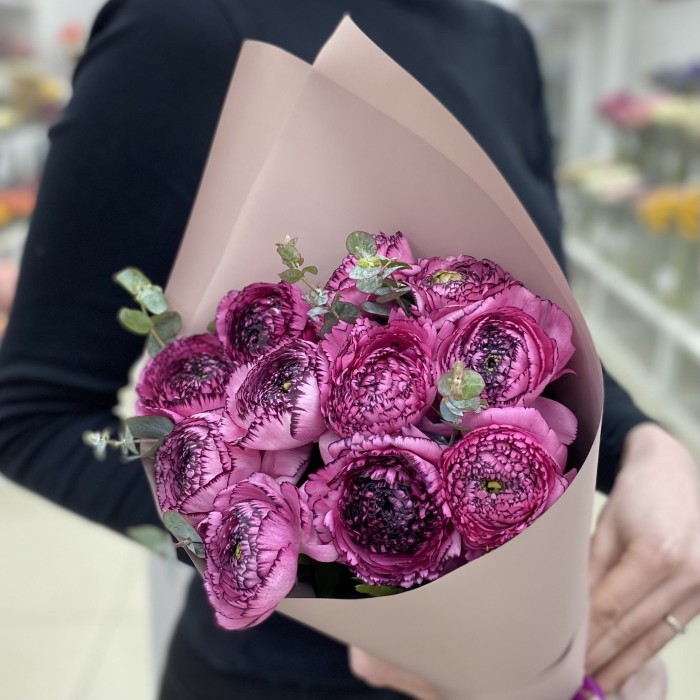 11 сиреневых махровых ранункулюсов с эвкалиптом