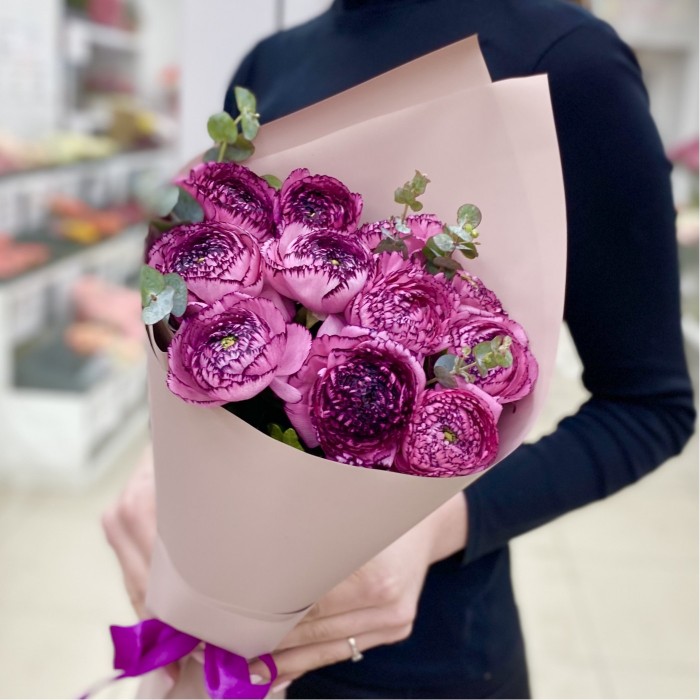 11 сиреневых махровых ранункулюсов с эвкалиптом