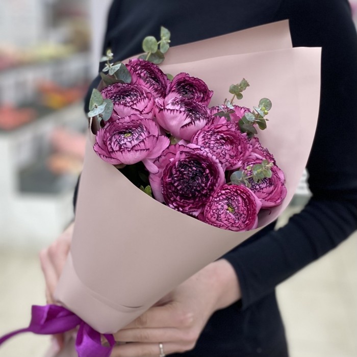 11 сиреневых махровых ранункулюсов с эвкалиптом