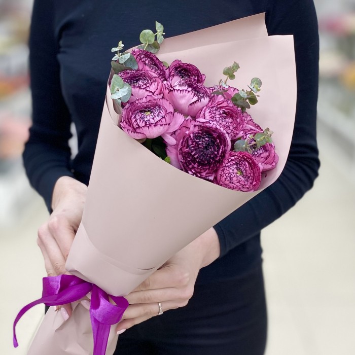 11 сиреневых махровых ранункулюсов с эвкалиптом