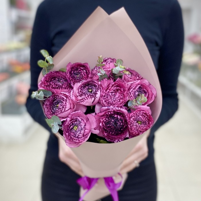 11 сиреневых махровых ранункулюсов с эвкалиптом