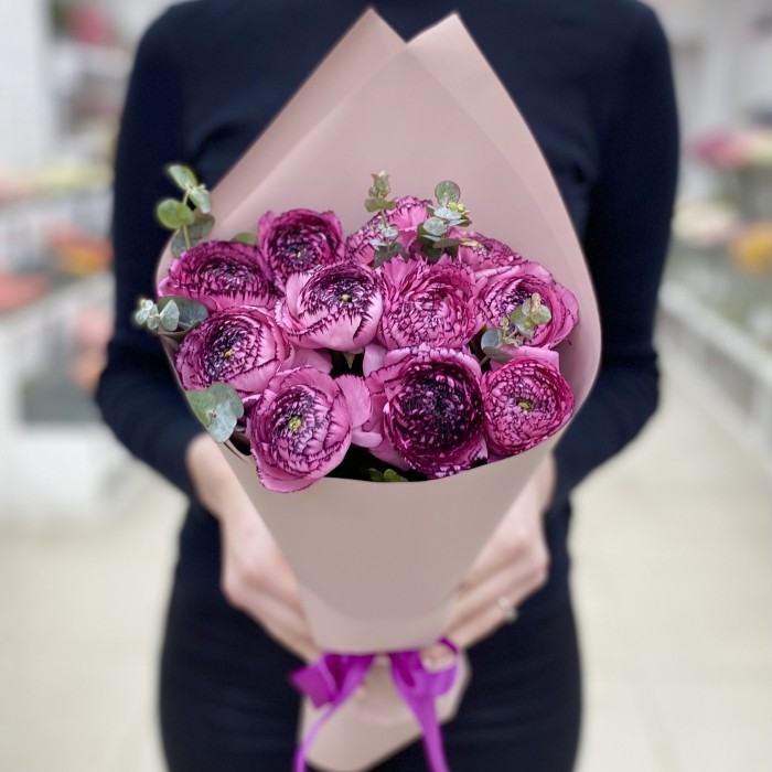 11 сиреневых махровых ранункулюсов с эвкалиптом