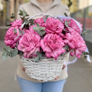 11 сиреневых роз Куинс Краун в корзине с эвкалиптом