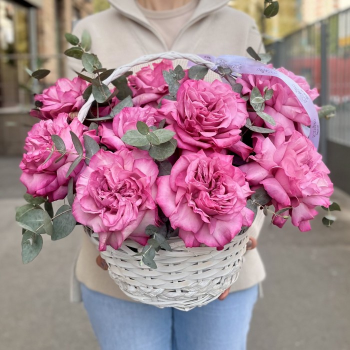 11 сиреневых роз Куинс Краун в корзине с эвкалиптом