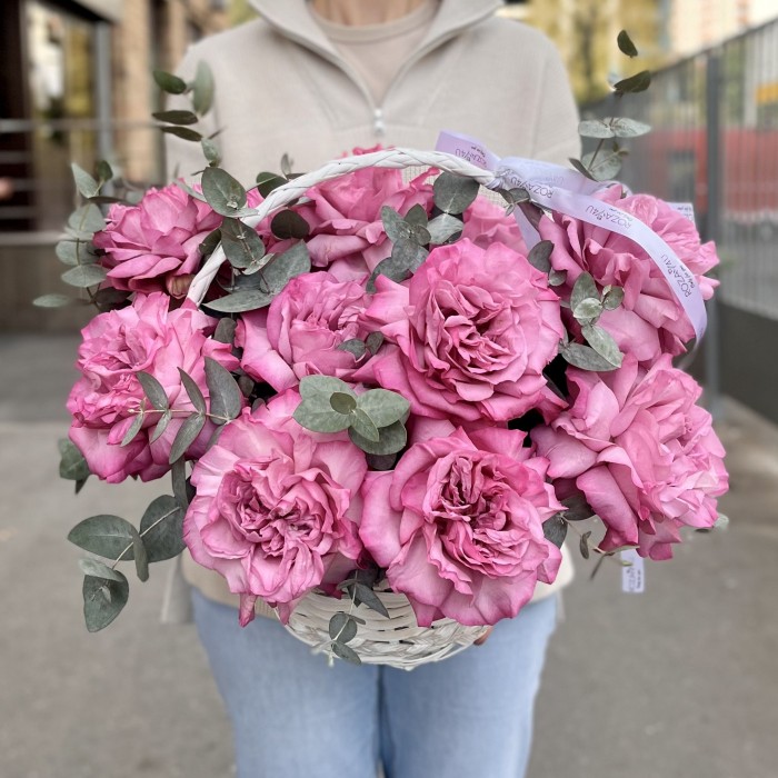 11 сиреневых роз Куинс Краун в корзине с эвкалиптом