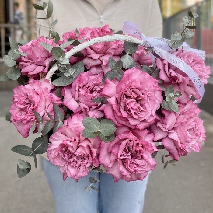 11 сиреневых роз Куинс Краун в корзине с эвкалиптом