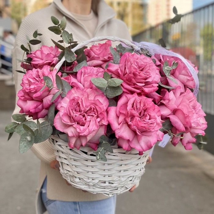 11 сиреневых роз Куинс Краун в корзине с эвкалиптом