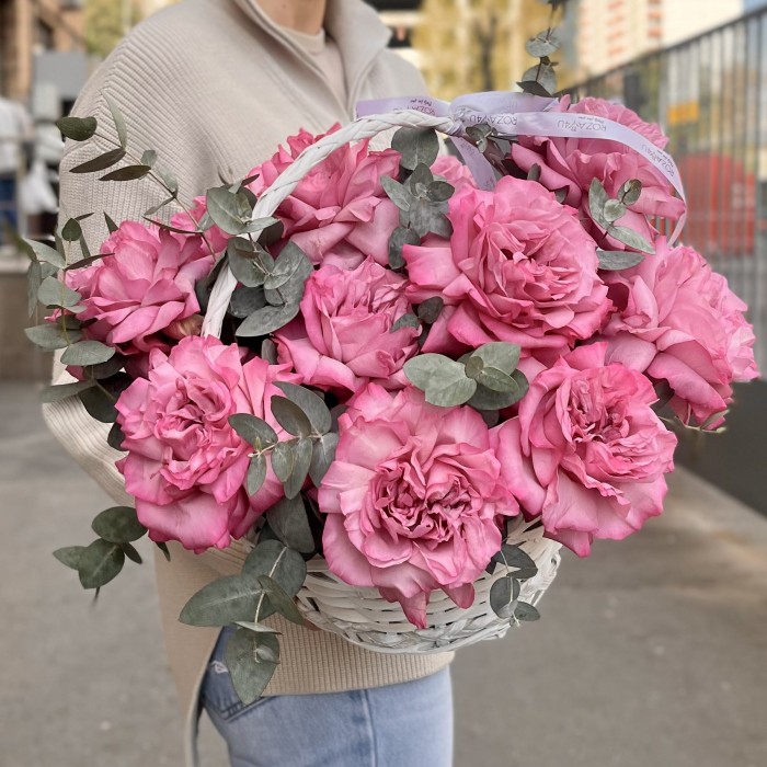 11 сиреневых роз Куинс Краун в корзине с эвкалиптом