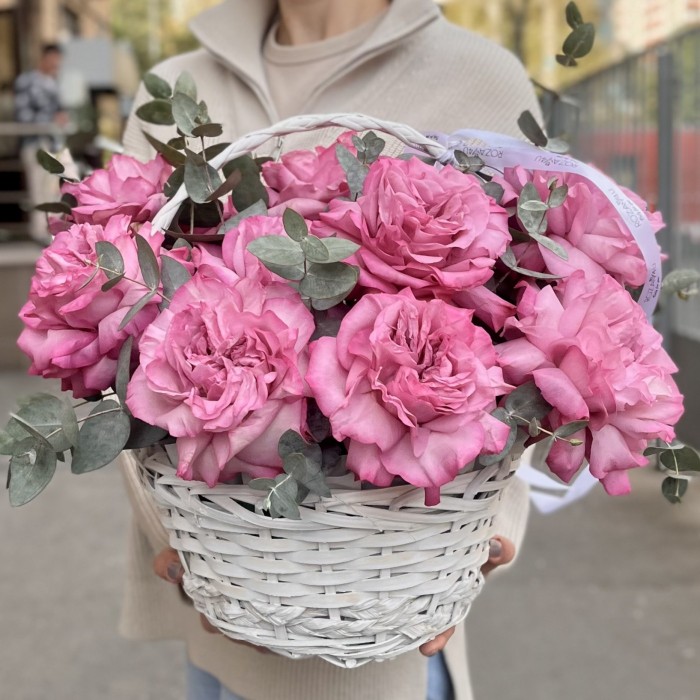 11 сиреневых роз Куинс Краун в корзине с эвкалиптом