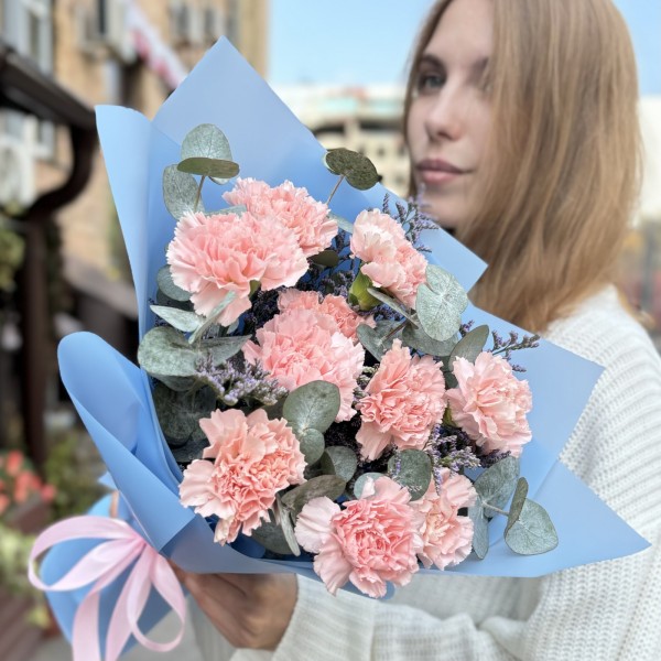 11 светло-розовых гвоздик с эвкалиптом