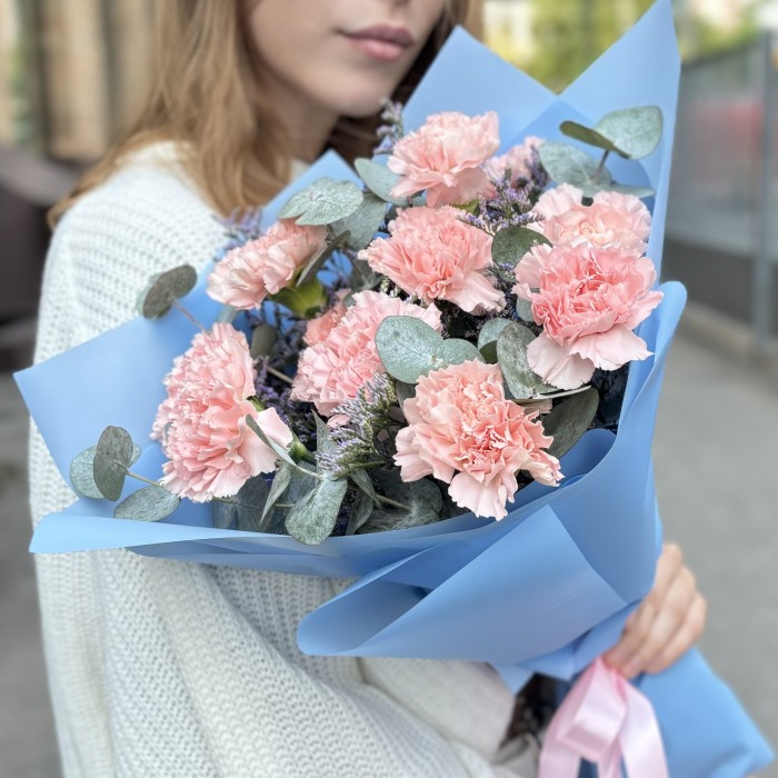 11 светло-розовых гвоздик с эвкалиптом