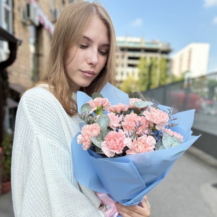 11 светло-розовых гвоздик с эвкалиптом