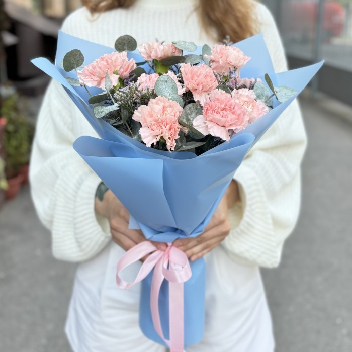 11 светло-розовых гвоздик с эвкалиптом