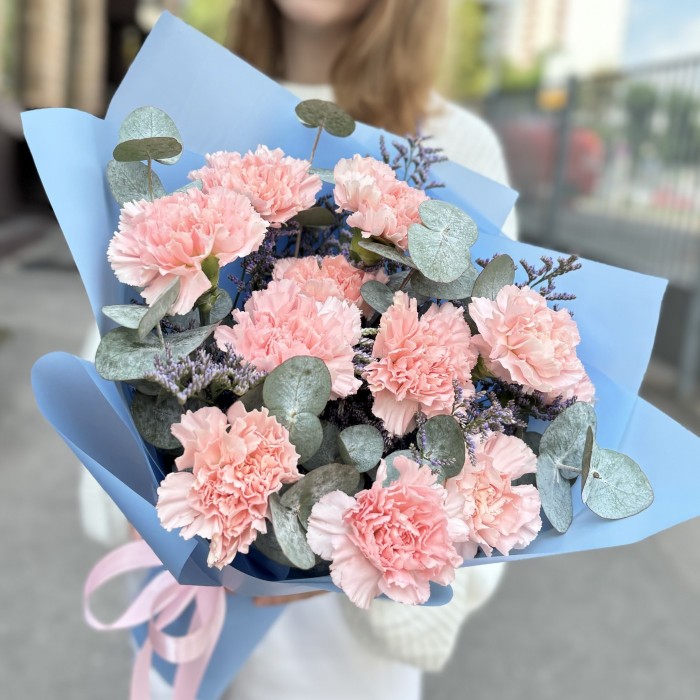 11 светло-розовых гвоздик с эвкалиптом