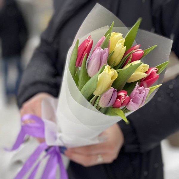 11 тюльпанов микс пастельных оттенков