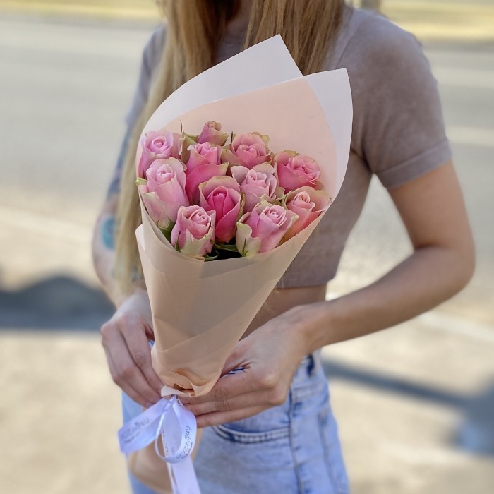 11 розово-зеленых роз Бел-роз в упаковке
