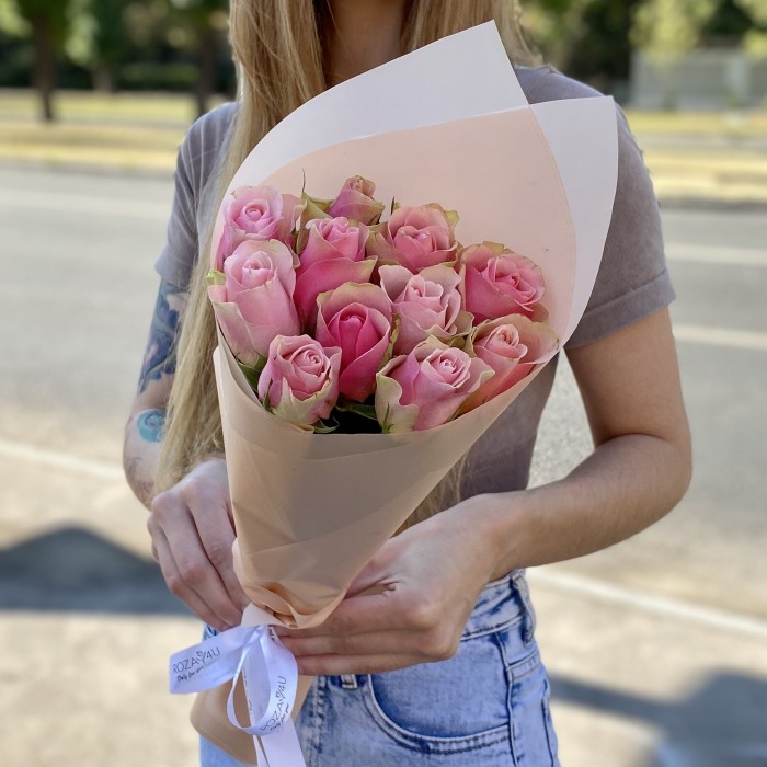 11 розово-зеленых роз Бел-роз в упаковке