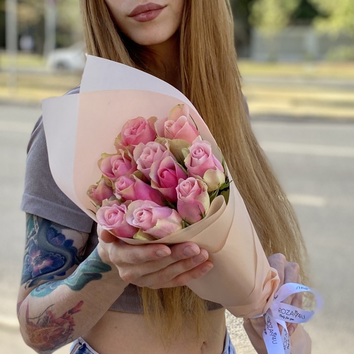 11 розово-зеленых роз Бел-роз в упаковке