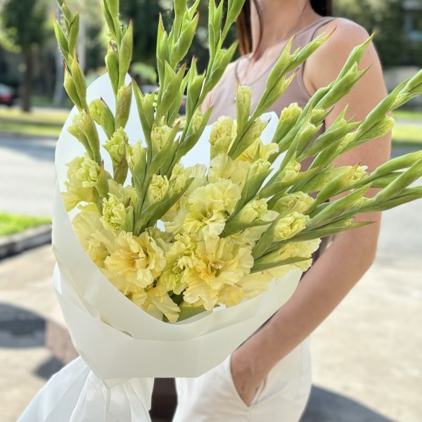 11 желтых гладиолусов