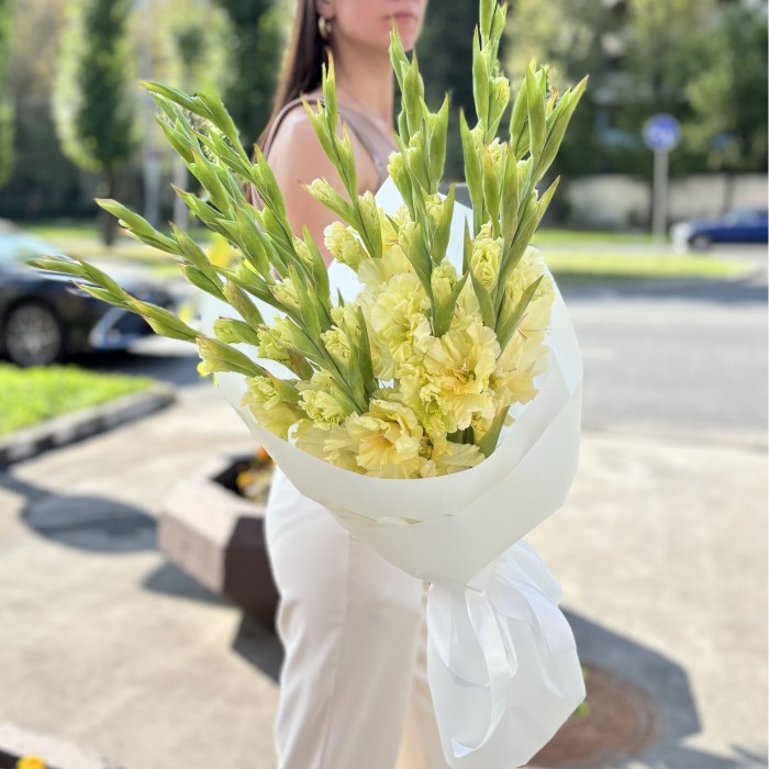 11 желтых гладиолусов