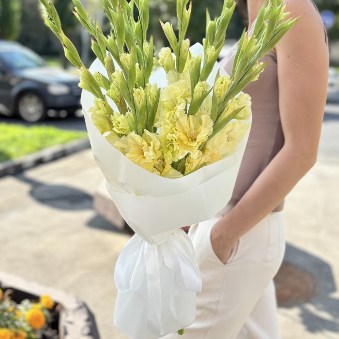 11 желтых гладиолусов