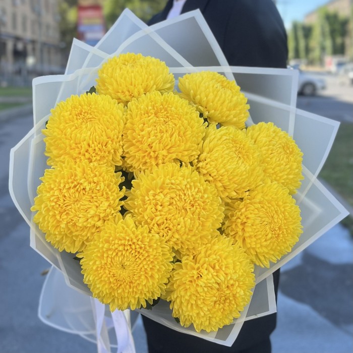 11 желтых хризантем
