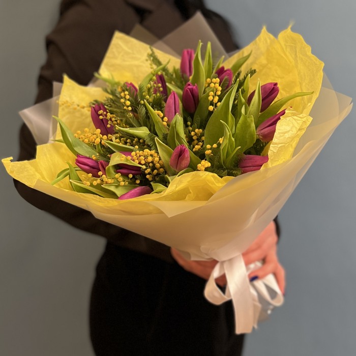 Яркие фиолетовые тюльпаны с мимозой