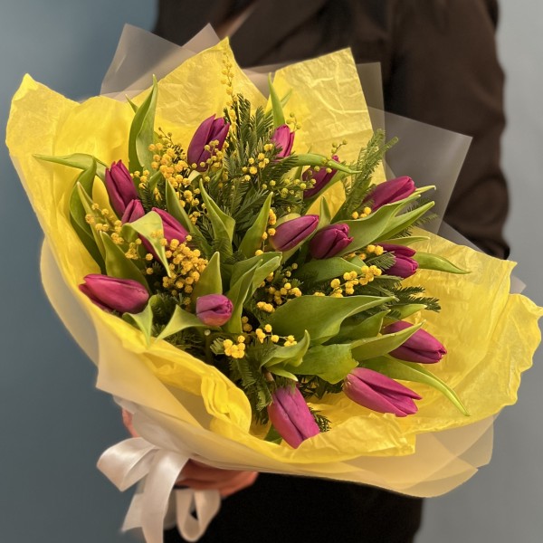 Яркие фиолетовые тюльпаны с мимозой