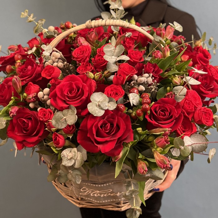 Корзина с розами "Алый Восторг"