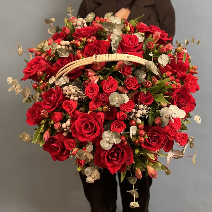 Корзина с розами "Алый Восторг"