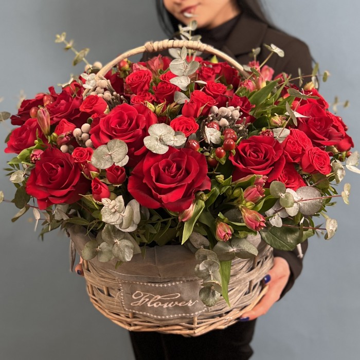 Корзина с розами "Алый Восторг"