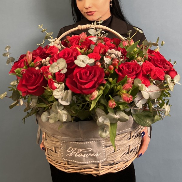 Корзина с розами "Алый Восторг"