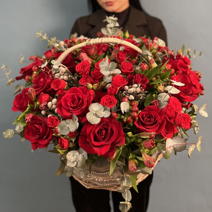 Корзина с розами "Алый Восторг"