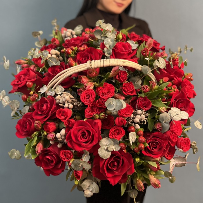 Корзина с розами "Алый Восторг"