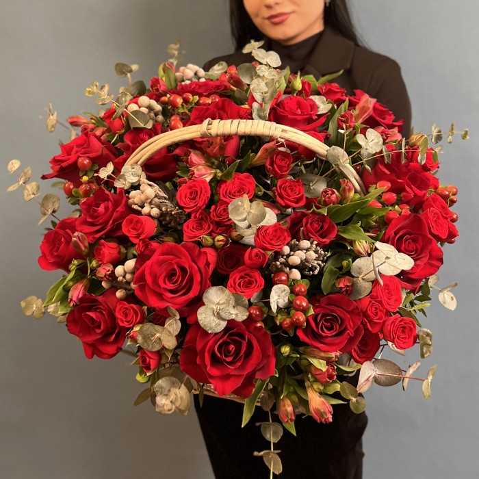Корзина с розами "Алый Восторг"