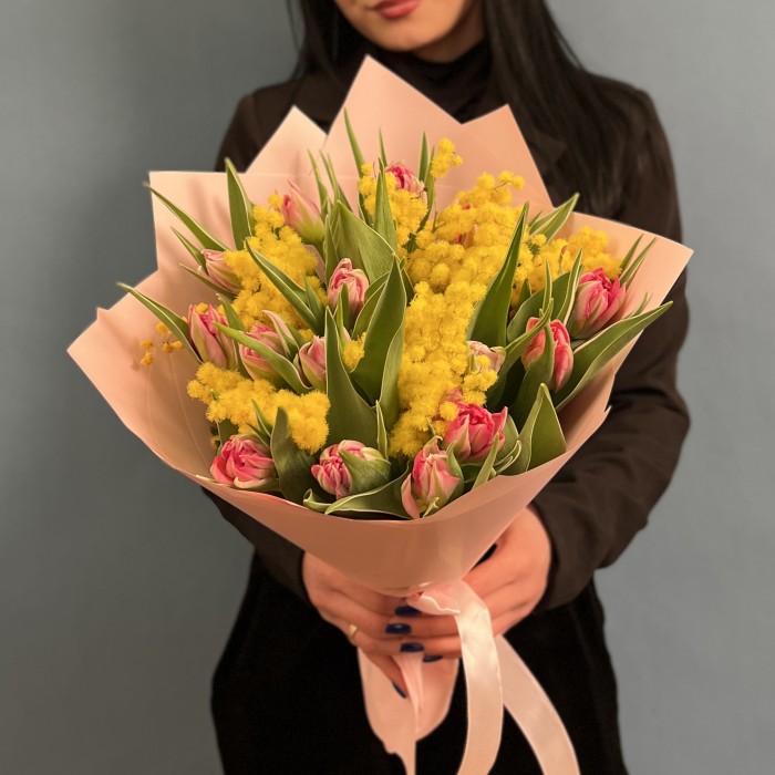 15 пионовидных тюльпанов с мимозой