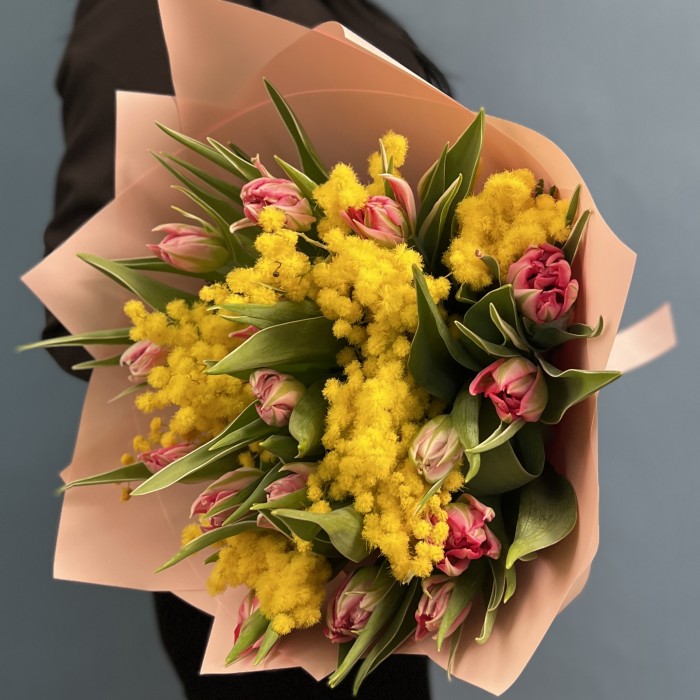 15 пионовидных тюльпанов с мимозой