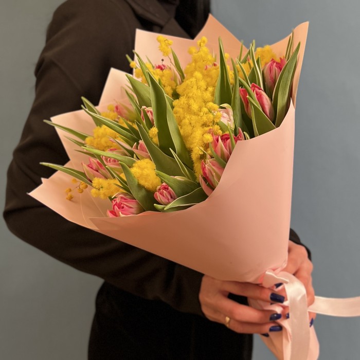 15 пионовидных тюльпанов с мимозой