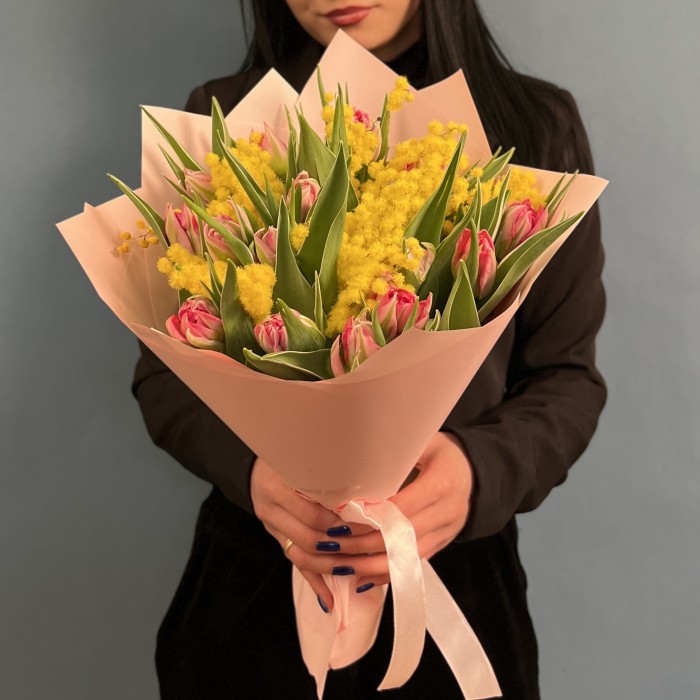 15 пионовидных тюльпанов с мимозой