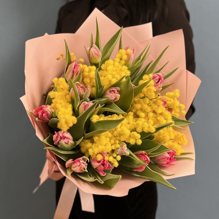 15 пионовидных тюльпанов с мимозой